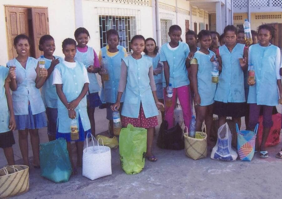 Ambalakisoa cyclone Ivan distribution aux élèves pour leurs familles