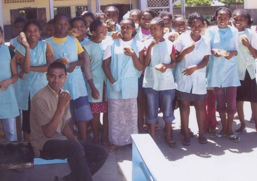 Ambalakisoa cyclone Ivan distribution de brioches aux collègiens