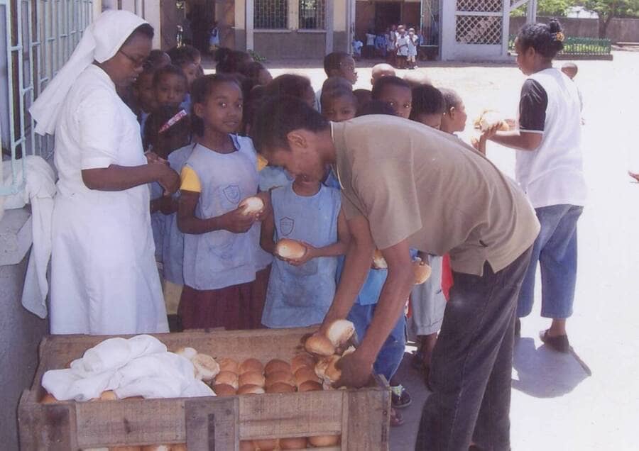 Ambalakisoa cyclone Ivan distribution de brioches vitaminées 2 (2)