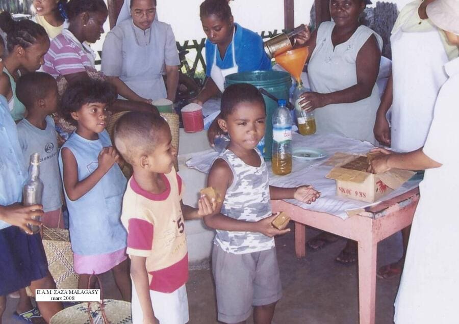 Ambalakisoa cyclone ivan distribution riz huile savon mères et enfants ensemble