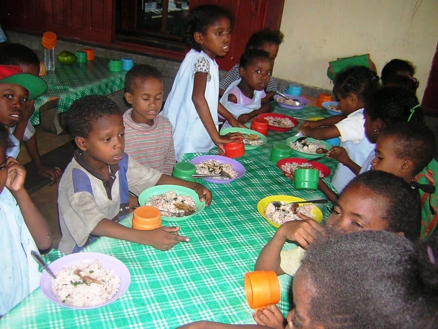 école Ambalakisoa cyclone ivan cantine zaza malagasy pour les petits sinistrés