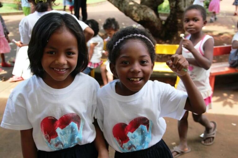 Petit enfant tout sourire après une course. Dans les terre rouges du Centre de Madagascar main image 1