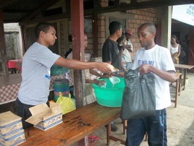 toamasina-eam-zazamalagasy-incendie-2015-familles-distribution-1